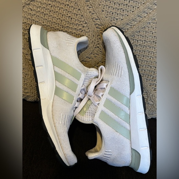 Adidas White and Light Green Running Shoes talla 6 U.S. - Picture 11 of 12